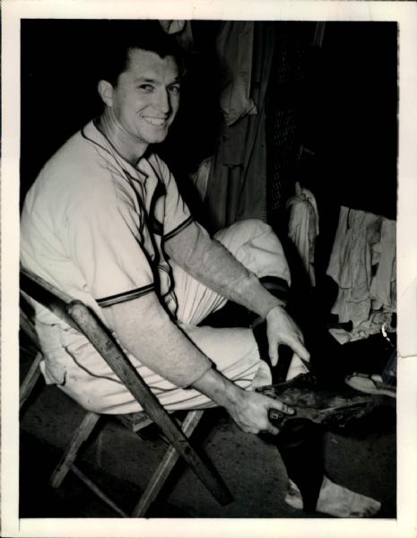 1940 Mel Harder Cleveland Indians “Seattle Times” Original 6.5 x 8.5 News Photo (“Seattle Times” Hologram/MEARS LOA)