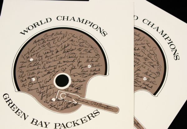 1967-68 Green Bay Packers 8" x 10" World Champions Handout w/Facsimile Signatures of Team Vince Lombardi (Lot of 2)