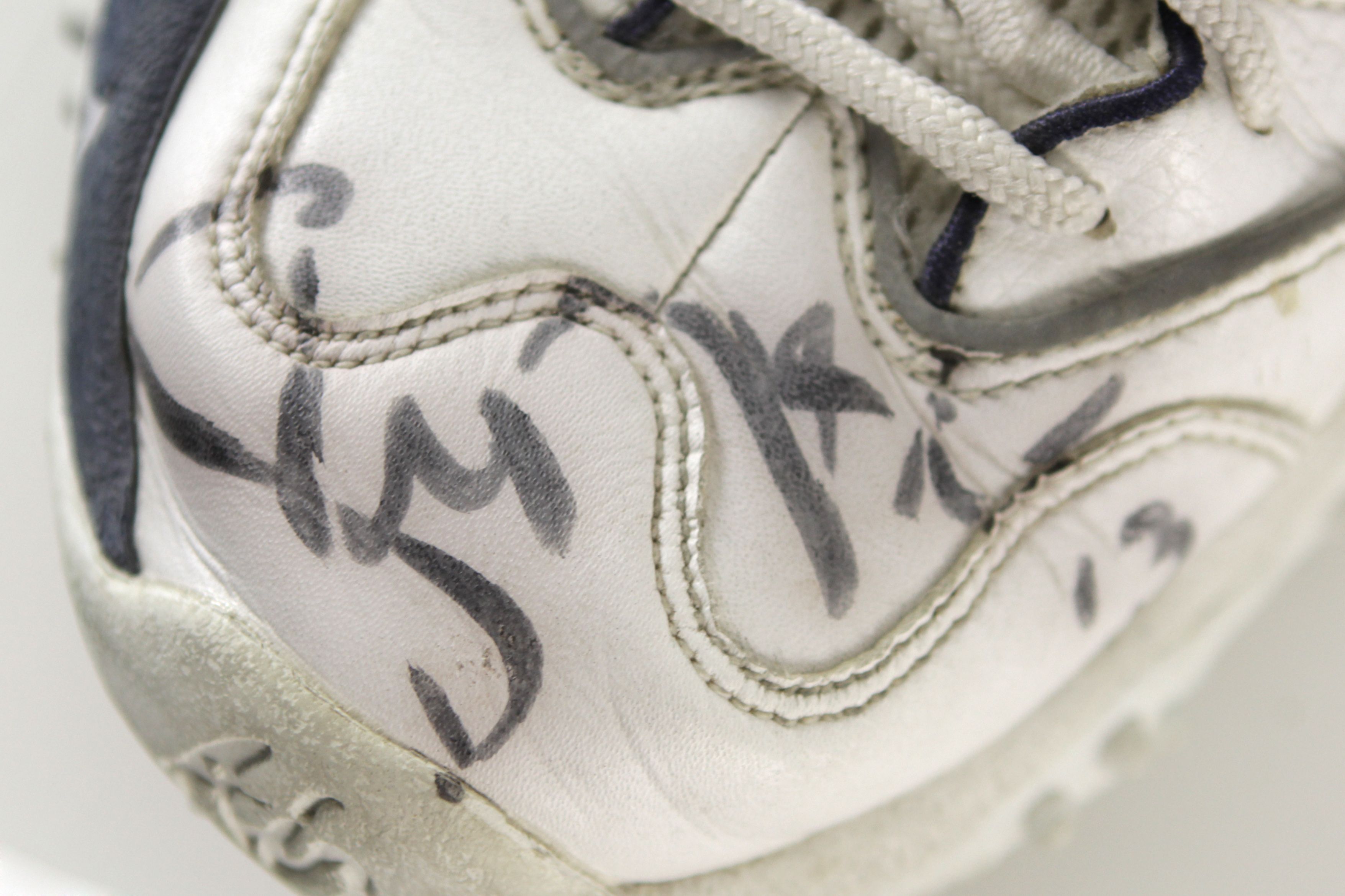 After tears, 4-year-old lands Steve Nash's autographed sneakers