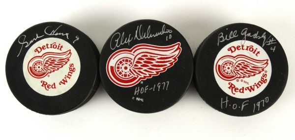 1970s Gordie Howe Bill Gadsby Alex Delvecchio Detroit Red Wings Signed Hockey Pucks - Lot of 3 (JSA)