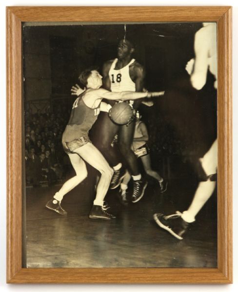 1941 circa Jackie Robinson UCLA vs. Indiana Hoosiers Basketball 9" x 11" Earl Theisen Look Magazine Photo