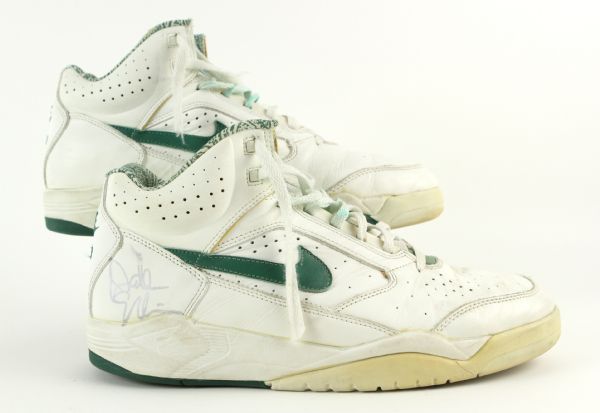 1991-92 Dale Ellis Milwaukee Bucks Signed Game Worn Nike Sneakers (MEARS LOA/JSA)