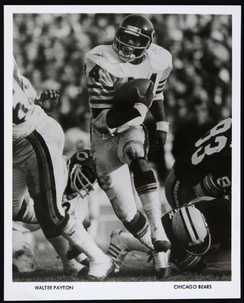 1970s-80s Walter Payton Chicago Bears 8" x 10" B/W Blank Backed Photo