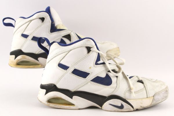 1996 (March 10) Travis Best Indiana Pacers Signed Game Worn Nike Sneakers (MEARS LOA)