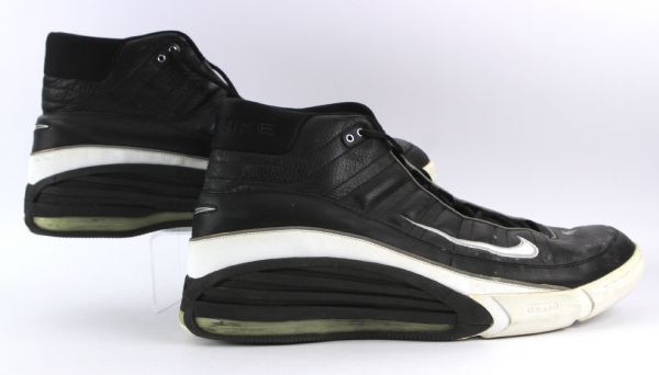 2000-01 circa Dikembe Mutombo Atlanta Hawks/Philadelphia 76ers Game Worn Nike Sneakers (MEARS LOA)