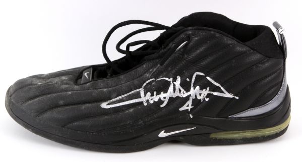 2002-03 Chris Mihm Cleveland Cavaliers Signed Game Worn Nike Sneaker (MEARS LOA/JSA)