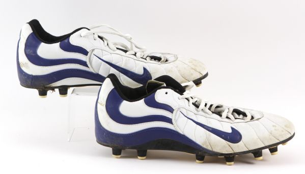 2001-02 Don Davis St. Louis Rams Game Worn Nike Cleats  (MEARS LOA)
