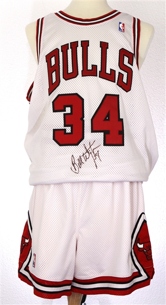 1997-98 Bill Wennington Chicago Bulls Signed Game Worn Home Uniform & Sneakers (MEARS LOA/JSA)