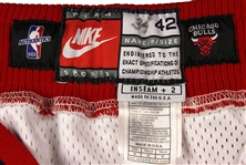 1997-98 Bill Wennington Chicago Bulls Signed Game Worn Home Uniform & Sneakers (MEARS LOA/JSA)