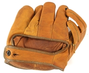 1940's Chet Laabs St. Louis Browns Champion Brand Sporting Goods Player Endorsed Store Model Fielder's Mitt 