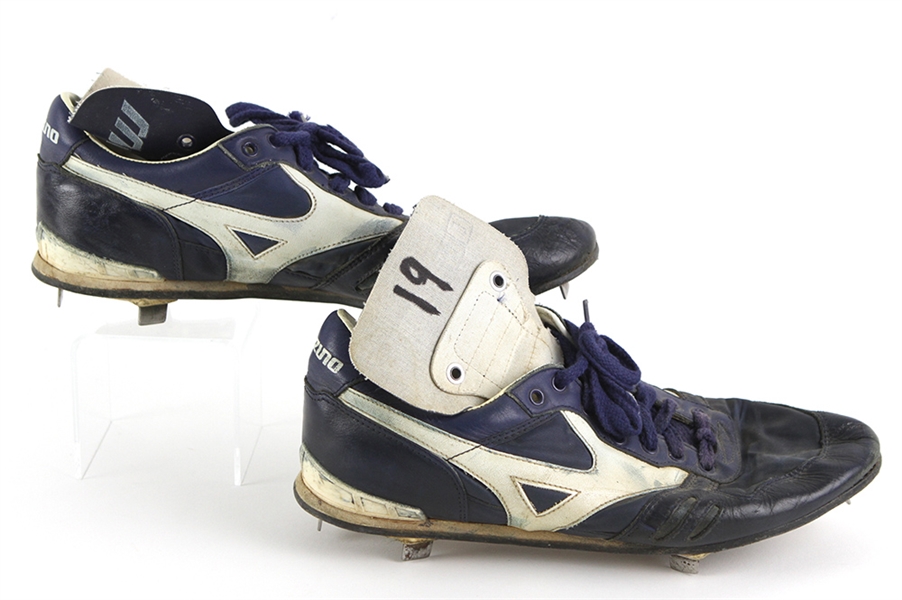 1990 Robin Yount Milwaukee Brewers Signed Game Worn Mizuno Cleats (MEARS LOA/JSA)