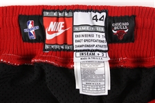 1997-1998 Scottie Pippen Chicago Bulls Black Alternate Jersey & Trunks (MEARS A5)