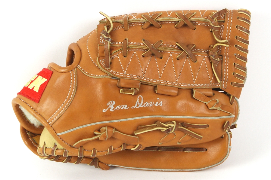 1980s Ron Davis Yankees / Twins Game Worn SSX Glove