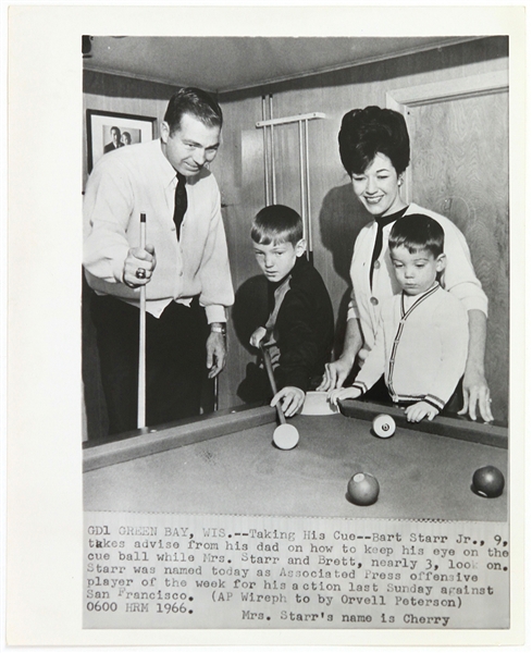 1966 Bart Starr Green Bay Packers 8x10 B&W Family Photo 
