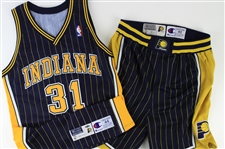 1997-98 Reggie Miller Indiana Pacers Signed Road Uniform (MEARS A10/JSA)