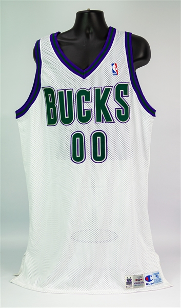 1995-96 Kevin Duckworth Milwaukee Bucks Home Jersey (MEARS LOA)