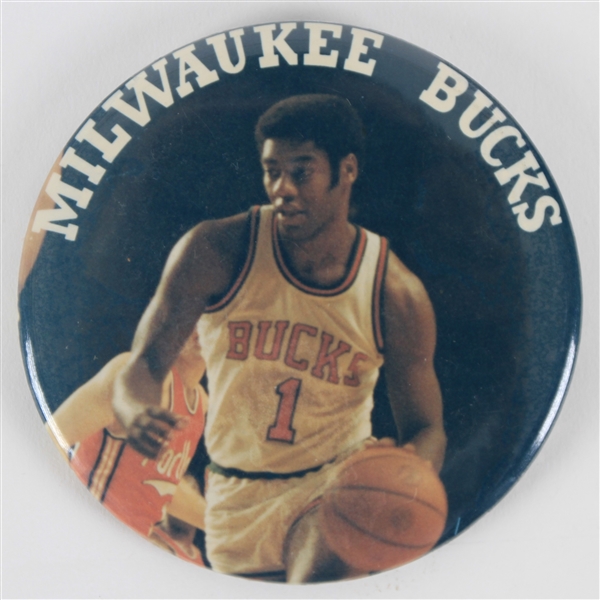 1970-1974 Oscar Robertson Milwaukee Bucks 3.5 inch Pinback Button
