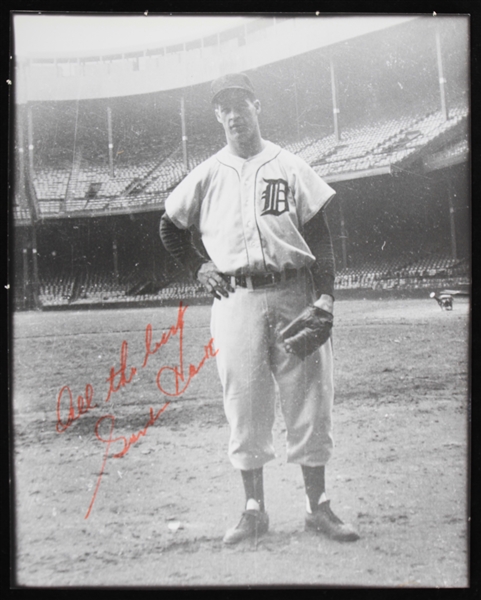 1947-1971 Gordie Howe Detroit Red Wings (Detroit Tigers) Autographed 8x10 Black and White Photo (JSA)