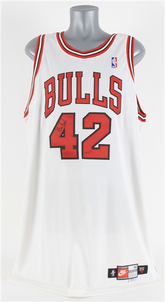 1999-2000 Elton Brand Chicago Bulls Signed Game Worn Home Jersey (MEARS A10/JSA/Bulls Letter) Rookie Of The Year Season