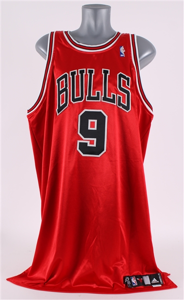 2006-07 Luol Deng Chicago Bulls Signed Game Worn Road Jersey (MEARS LOA/JSA)
